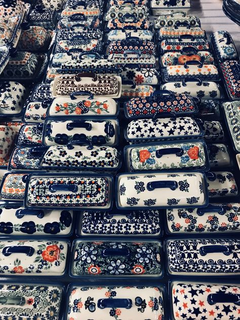 Polish Pottery Kitchen, Joshua Tree House, Crockery Set, Diy Pottery Painting, Polish Ceramics, Mexican Home Decor, Ceramic Dinnerware Set, Antique Dishes, Polish Stoneware