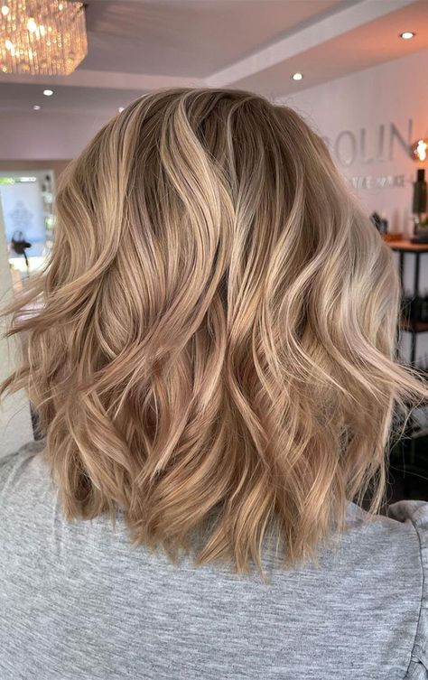 Golden Blonde Lob Hair, Soft Beige Hair Colour, Golden Honey Blonde Balayage On Dark Hair, Warm Honey Blonde Short Hair, Honey Beige Blonde Hair Balayage, Golden Blonde Balayage Short Hair, Blonde Hair Highlights Short, Shoulder Length Honey Blonde Hair, Short Brown Hair Blonde Highlights