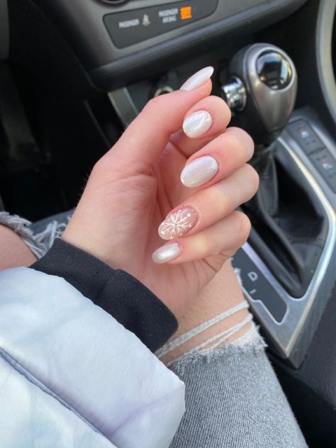 Cute Nails For January 2024, Subtle Christmas Nails Almond, Sparkly White Christmas Nails, Oval Snowflake Nails, White Snowflake Nails Short, Christmas Nails 2023 White, Snowy White Nails, White Sparkly Christmas Nails, Short Christmas Nails White