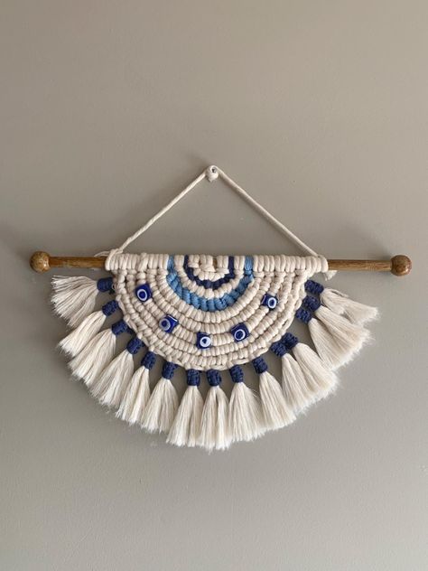 Macrame Evil Eye Wall Hanging, Crochet Wall Hanging Patterns, Diy Wall Hanging Ideas, Evil Eye Macrame, Diy Wall Hanging Yarn, Wool Crafts Diy, Crochet Wall Hanging, Wall Hanging Ideas, Tutorial Macramé