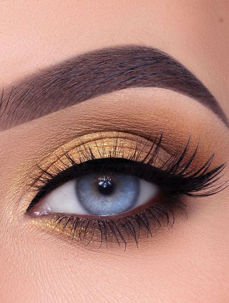 27. Beautiful Yellow Gold Eye shadow Look Add a sparkly to your look with eye makeup like this! Here we have a yellow gold... Yellow Eye Makeup, Evening Eye Makeup, Gold Makeup Looks, Eye Makeup Images, Pretty Eye Makeup, Yellow Makeup, Wedding Eye Makeup, Prom Eye Makeup, Eye Makeup Pictures