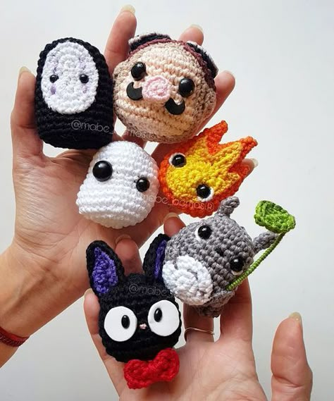 Koro Sensei Crochet Pattern, Crochet Monokuma, Studio Ghibli Crochet Keychain, Crochet Anime Keychain, Anime Crochet Keychain, Anime Crochet Ideas, Jujutsu Kaisen Crochet, Ghibli Crochet Pattern Free, Jiji Crochet