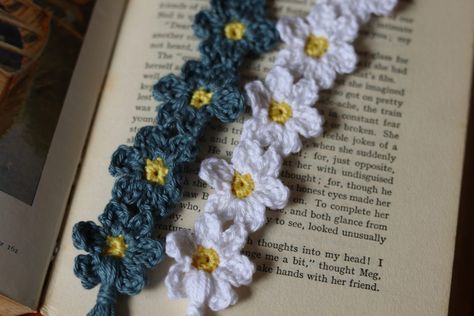 Crochet Grid Patterns, Daisy Bookmark, Bookmark Crochet Pattern, Easy Crochet Bookmarks, Bookmarks Ideas, Valentine Day Video, Bookmark Crochet, Crochet Bookmark Pattern, Crochet Bookmark