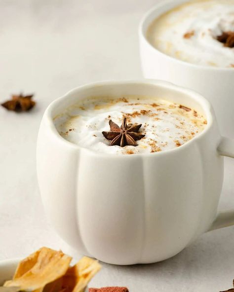 Chai Latte Aesthetic, Cute Coffee Art, Dairy Free Drinks, Pumpkin Chai Latte, Espresso Drink Recipes, Autumn Drinks, Chaga Tea, Espresso Drink, Chai Masala