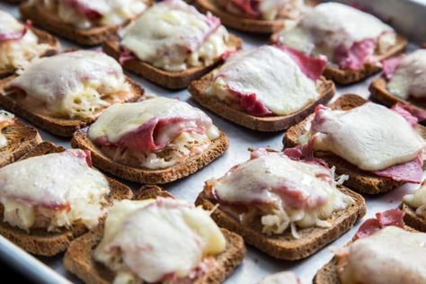 Mini Reuben Sandwiches, Mini Reuben Appetizers, Picnic Appetizers, Reuben Sandwich Recipe, Reuben Sandwich Classic, Reuben Sandwiches, Party Bread, Potato Appetizers, Gourmet Appetizers