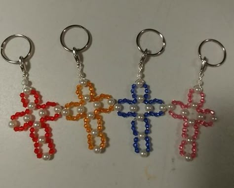 Beaded Cross Keychain, Recuerdos Primera Comunion Ideas, Cross Keychain, Diy Bracelets With String, Miniature Food Jewelry, Christian Crafts, Cross Crafts, Wire Jewelry Designs, Bead Charms Diy