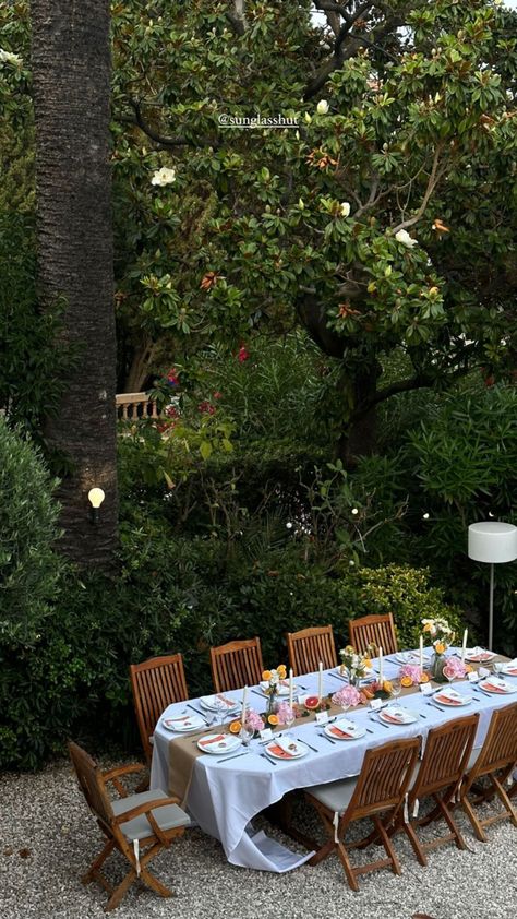 Lunch Table Settings, Places To Stay In London, Rhode Lip, Hamptons Aesthetic, Dinner Party Table Settings, Florida Beach House, Hotels In London, Lunch Party, Girls Brunch