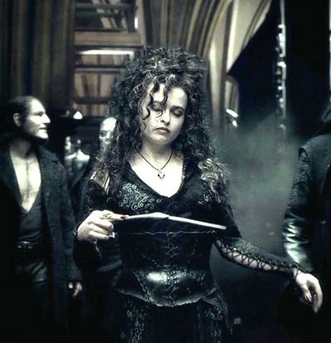 Bellatrix Lestrange Hair, Bellatrix Wand, Bellatrix And Hermione, Bellatrix Lestrange Wand, Bellatrix Fanart, Hp Wattpad, Belatrix Lestrange, Harry Potter Female Characters, Tim Burton Helena Bonham Carter