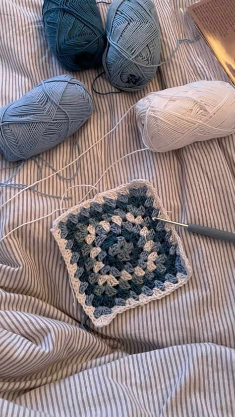 Granny Square Bubble Stitch, Blue Crochet Aesthetic, Cute Crochet Squares, Blue And White Granny Square, Granny Square Color Palette, 4 Color Granny Square, Granny Square Color Combinations Ideas, Mamma Mia Crochet, Aesthetic Granny Square