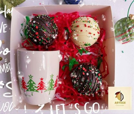 Christmas Treats To Gift, Holiday Treat Boxes, Christmas Box Gift, Christmas Chocolate Gifts, Hot Cocoa Bomb, Diy Hot Chocolate, Hot Chocolate Cocoa, Hot Chocolate Gifts, Anniversaire Diy