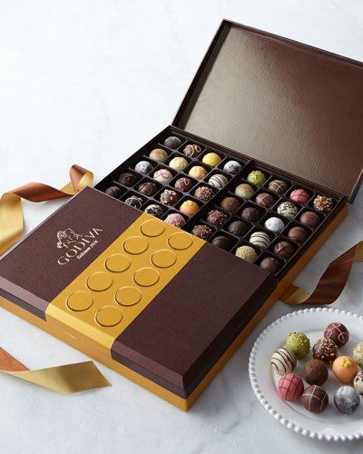 Chocolate Truffles Packaging, Chocolate Box Packaging, Godiva Chocolatier, Kue Macaroon, A Box Of Chocolates, Chocolate Packaging Design, Chocolate Pack, Godiva Chocolate, Chocolate Lava