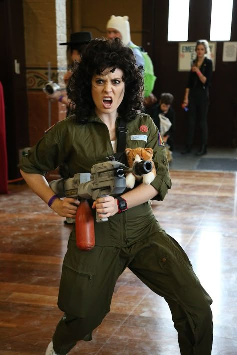 Because no Ripley costume is complete WITHOUT KITTY. Oz Comic-Con 2014 - Melbourne cosplay - Ripley (Aliens) Alien Movie Costume, Alien Cosplay, Easy Diy Halloween Costumes, Alien Halloween, Movie Halloween Costume, Comic Con Costumes, Easy Cosplay, Alien Costume, Aliens Movie