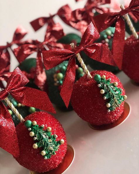 Deja vu Sweets on Instagram: “Seeing is believing, but sometimes the most real things in the world are the things we can't see.🎄 . . . #gourmetapples…” Chocolate Candy Apples, Christmas Chaos, Gourmet Candy Apples, Christmas Dip, Candied Apples, Candy Apple Recipe, Chocolate Covered Apples, Gourmet Apples, Apple Christmas