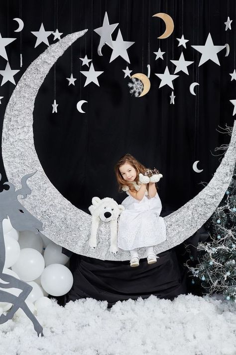 Sitting On The Moon, Christmas Photo Booth, Moon Baby Shower, Foto Tips, Christmas Backdrops, Christmas Photography, Christmas Photoshoot, Stage Decorations, Christmas Window