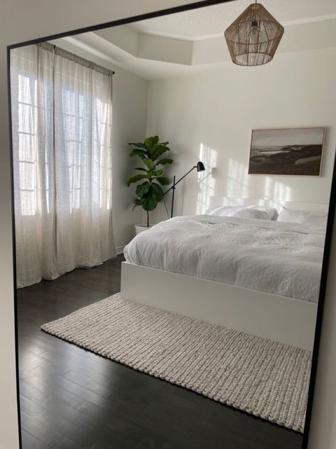 Area Rug Aesthetic, Clean Minimalist Apartment, White Modern Room Aesthetic, Minimalist Led Bedroom, Aesthetic Minimal Bedroom, All White Bedroom Minimalist, Bed Rooms Ideas Minimalist, Minimalist Clean Bedroom, Minimalistic White Bedroom