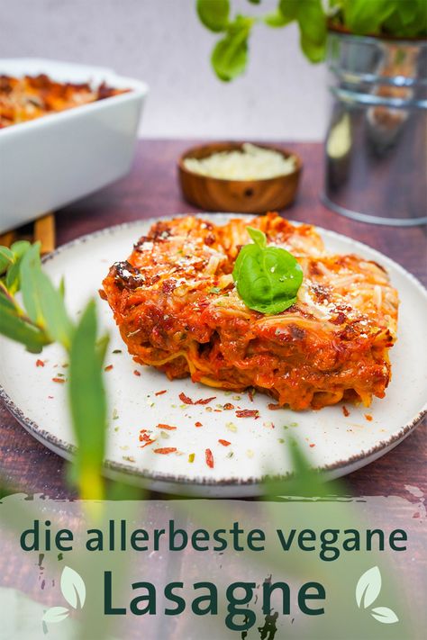 Es geht nichts über eine klassische Lasagne mit veganem Hackfleisch 😋 Wir haben das allerbeste Rezept für dich #veganesrezept #veganelasagne #vegetarischelasagne #veganeshauptgericht Veggie Lasagne, Salmon Burgers, Tandoori Chicken, Chicken, Ethnic Recipes