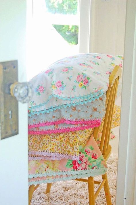 15 Brilliant uses for Vintage Sheets and Linens | Five Marigolds Dainty Crochet, Crochet Edges, Pretty Pillows, Kid Christmas, Cottage Vintage, Deco Retro, Pretty Pillow, Granny Chic, Vintage Bed