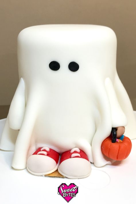 Halloween cake idea: this cute little ghost cake is easy to make but so adorable! Halloween Tårta, Kids Cakes, Fall Cake Ideas, Haloween Cakes, Scary Halloween Cakes, Cute Halloween Cakes, Halloween Cake Recipes, Pasteles Halloween, Ghost Cake