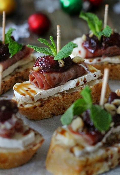 The Brunette Baker: Cranberry, Brie and Prosciutto Crostini with Balsamic Glaze Brie And Prosciutto Crostini, Brie And Prosciutto, Cranberry Crostini, Prosciutto Crostini, Crostini Appetizers, Cranberry Brie, Mozzarella Sticks, Holiday Appetizers, Snacks Für Party