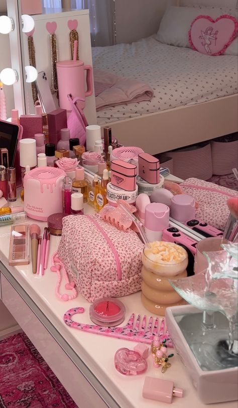 Soft Girly Outfits Aesthetic, Pink Person Definition, Pink Stuff Aesthetic, Things I Want Aesthetic, Pink Amazon, Girly Bedroom Aesthetic, Pink Makeup Room, Apartamento New York, Pink Vanity