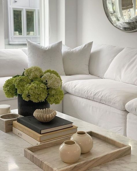 Marble Coffee Table Living Room, Flower Centerpiece Wedding, Nancy Myers, White Living Room Decor, Vase Ideas, Parisian Interior, Ideas For Flowers, Coffee Table Living Room, Vase Flowers