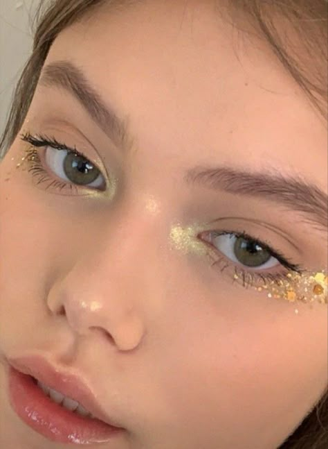 Festival Makeup Glitter, Make Up Natural, Rave Makeup, Glitter Eye Makeup, Take Care Of Your Skin, Beauty Hairstyles, Makeup Eye Looks, Fancy Makeup, Hairstyles And Makeup