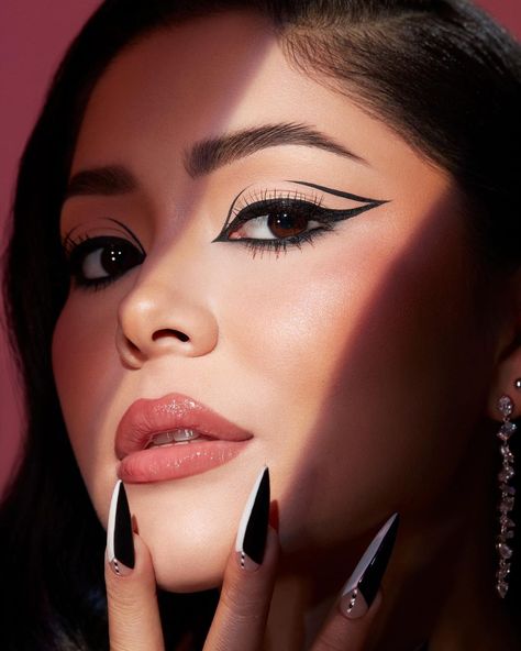 Morphe on Instagram: “@daisymarquez_ is BACK as the face of our brand new Make It Big Brush-Tip Liquid Liner & Plumping Lip Gloss! 🔪👀🖤 launching 9/1 on…” Full Coverage Makeup, Lip Gloss Collection, Graphic Liner, Plumping Lip Gloss, Eyeliner Tutorial, Liquid Liner, Natural Eye Makeup, Winged Eyeliner, Eye Art