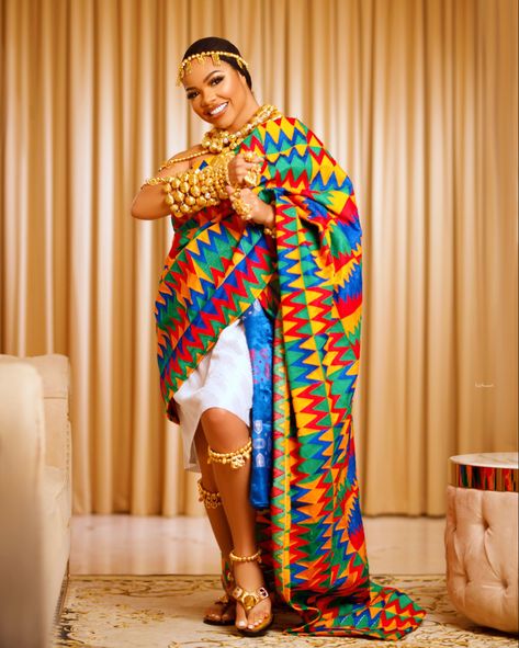 Kente Traditional Attire, Ghanaian Engagement, Ghana Traditional Wedding, Kente Dresses, Ghana Wedding, Mom Daughter Outfits, Kente Dress, African Wear Styles For Men, African Bride