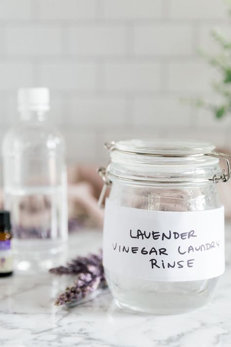 Cleaning With Vinegar, Vinegar Cleaning Solution, Vinegar In Laundry, Homemade Vinegar, Diy Wrinkles, Vinegar Cleaner, Lavender Laundry, Vinegar Rinse, Diy Cleaning Products Recipes