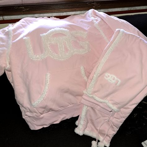 Ugg X Teflar Sweatpants (Lrg) Ugg X Teflar Sweatshirt (Xl) Selling The Set. Fits With Uggs Tasman, Teen Christmas Gifts 2024, Christmas Girly Wishlist, Pink Fall Fits, Ugg Sets, Bummy Outfits Baddie, Pink Things To Buy, Pink Victoria Secret Clothes, Cute Shein Finds