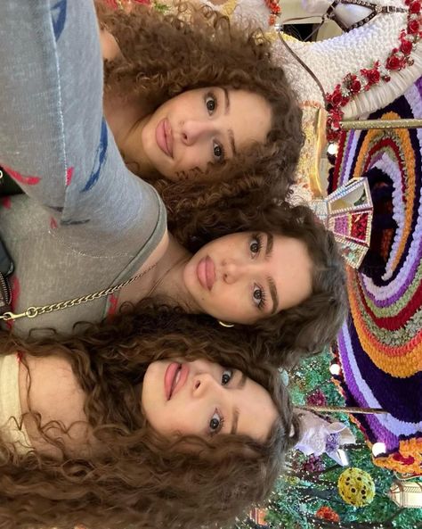 Kalogera Sisters, Kalogeras Sisters, Mixed Curly Hair, Sister Photos, Simple Trendy Outfits, Blackpink Fashion, Pink Bow, Hair Inspo, Straight Hairstyles