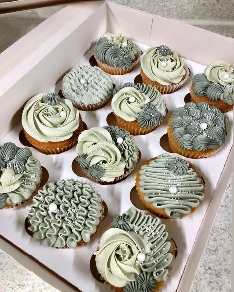 Eucalyptus Cake, Celebration Decorations, Cake Ball, Pretty Cake, Cake Balls, Celebration Party, So Pretty, Cupcake Cakes, Cake Decorating