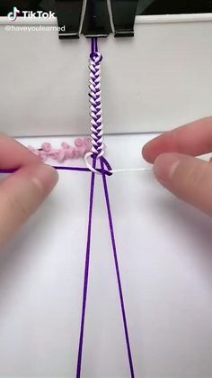 Simple Braided Bracelet, Three Strand Friendship Bracelet, Bracelet Patterns 3 Strings, Simple Bracelet Patterns Easy, Friendship Bands Diy Simple, Handmade Bracelets Ideas Thread, Friendship Band Making Ideas, Knot Bracelet Patterns Easy, Easy Braclets Ideas