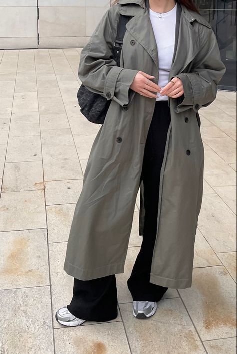 Gray Trench Coat Outfit, Trench Coat Outfit Hijab, Grey Trench Coat Outfit, Winter Trench Coat Outfit, Duster Coat Outfit, Women Doc Martens, Printed Tshirt Outfit, Trench Outfit