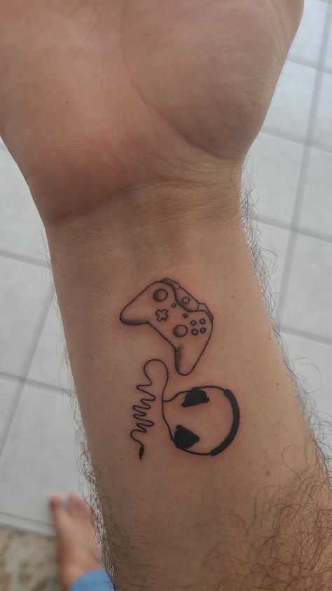 Tatoo joystick headphone games xbox Xbox Controller Tattoo Ideas, Gaming Controller Tattoo, Xbox Tattoo Ideas, Headphone Tattoos, Xbox Controller Tattoo, Brunch Tattoo, Game Controller Tattoo, Tattoos For Gamers, Gaming Tattoo Ideas