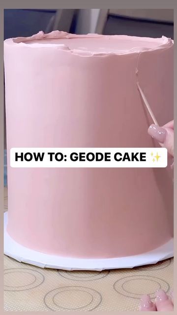 Crystal Cakes Birthday, Stone Cake, Crystal Birthday Cake Ideas, Crystal Cake Ideas, Geode Cake Ideas, Crystal Birthday Cake, Geode Cupcakes, Geo Cake, Simple Rose Gold Cake Ideas