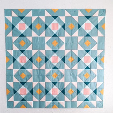 Modern Quilts~Karen Abraham on Instagram: "When I mocked up this version (last slide) of my #brightwoodquilt many weeks ago, I was so hopeful that I would actually have time to make the real version…I didn’t🤷‍♀️. Enter @kaceycrutch, who offered to make it as her tester quilt🙌!! I love how she subtly changed up the colors ( see slide 3 for mock up of her version) and ended up with this beauty!! ✨The kit for this version was just re stocked (first round sold out) and can be pre ordered over a Quilt With Circles, Modern Quilts Patterns, Scandinavian Quilts, Binding Quilt, Wood Quilt, Modern Quilting Designs, Bright Quilts, Modern Quilt Patterns, Diy Quilt