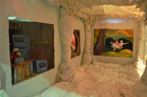 Fort Hacks, Fort Room, Fort Party, Cozy Fort, Fort Bed, Diy Blanket Fort, Indoor Forts, Fort Ideas, Bed Fort