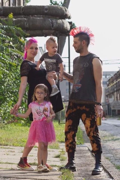 Punk Parents, Rock Grandma, Punk Mom, 80s Punk Rock, Punk Lifestyle, Rock Couple, Punk Hairstyles, Punk Subculture, Metal Meme