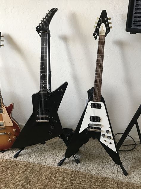 2004 Gibson Explorer w/ 1993 Gibson Flying V. Double Trouble if you ask me! Gibson Explorer Guitar, Guitar Reference, V Guitar, Explorer Guitar, Flying V Guitar, Horror Movies List, Acoustic Guitar Photography, Gibson Flying V, Gibson Explorer