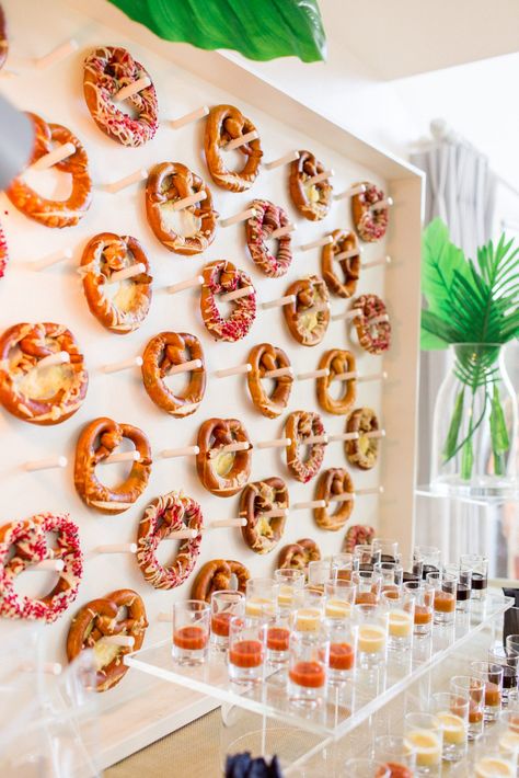 Pretzels Wedding, Vegan Wedding Food, Wedding Dinners, Freestanding Wall, Prosecco Bar, Pretzel Bars, Wedding Food Stations, Carnival Food, Edible Favors