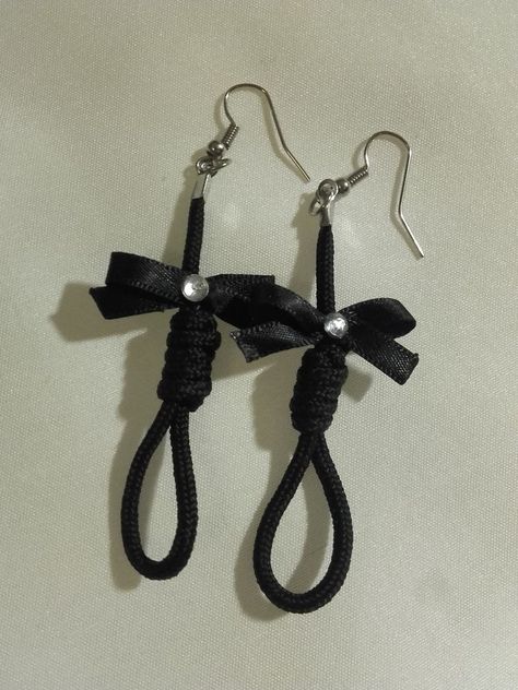 Creepy Jewelry Diy, Yamikawaii Accessories, Goth Accessories Aesthetic, Menhera Accessories, Diy Goth Earrings, Pastel Goth Jewelry, Goth Accessories Diy, Pastel Goth Accessories, Goth Diy Crafts