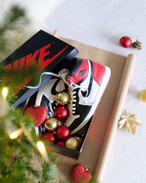 Mark | Sneakers & Recreation on Instagram: “We know Christmas, tell 'em what's on your wish list... What are you hoping for under the tree this year? 🎁 Christmas 2020 feels different…” Air Jordan 1 Gym Red, Air Jordan 1 Black, Jordan 1 Black Toe, Jordan 1 Black, Christmas Shoes, Shoes Photography, Photography Basics, Outfit Black, Air Jordan 1 High