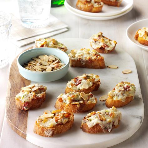 Picknick Snacks, Toast Aperitif, Cheese Crostini, Crostini Appetizers, Crostini Recipes, Quick Appetizers, Holiday Snacks, Thanksgiving Appetizers, Holiday Appetizers