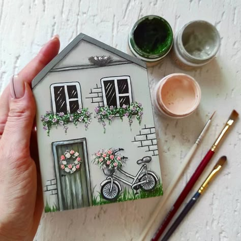 Small Painted Wooden Houses, Tiny House Painting, Painted Wood Houses Craft, Painted Wooden Houses, Wooden House Decoration, Bird Houses Ideas Diy, Scrap Wood Crafts, Small Wooden House, Wood Block Crafts