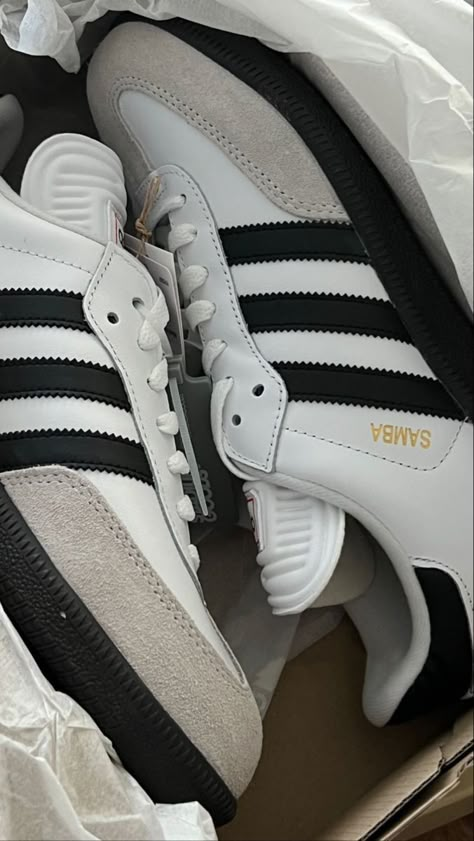 adidas samba Samba Classic, Samba Sneakers, Photographie Indie, Samba Adidas, Urban Shoes, Sneaker Shop, Fashion Shoes Heels, Women's Spurs, Fancy Shoes