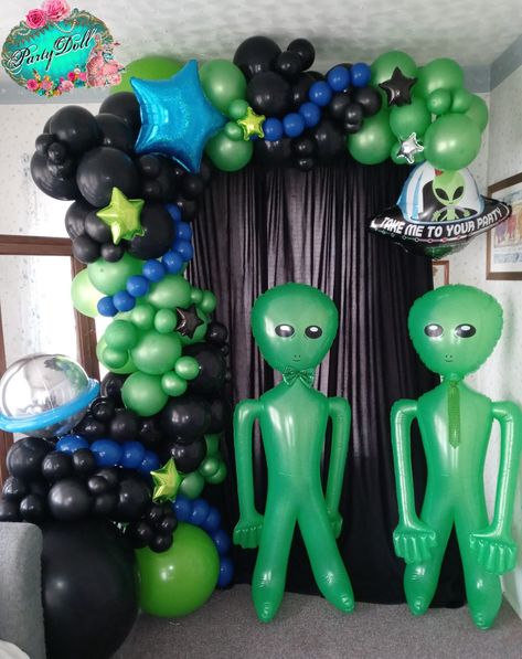 Ideas to make an alien party outta this world! Perfect for a space or galaxy themed party! Space Themed Halloween Party, Alien Balloon Garland, Outta This World Theme, Saturno Theme Party, Alien Centerpieces, Alien Birthday Party Decoration, Alien Party Theme, Alien Birthday Party Ideas, Alien Themed Birthday Party