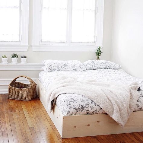 A minimal bed frame to hide that box spring! And it only takes ten minutes to put together! #ontheblog today! Minimal Bed Frame, Platform Bed Diy, Bedframe Diy, Minimal Bed, Simple Bed Frame, Minimalist Dekor, Diy Platform Bed, Hemma Diy, Diy Bed Frame