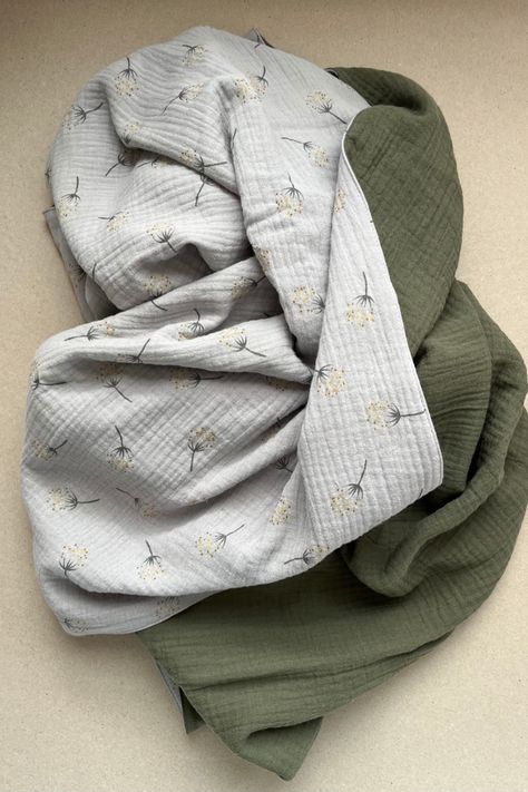 Baby quilts Organic Swaddle Blanket, Eco Baby, Baby Swaddle Blanket, Baby Washcloth, Diy Bebe, Baby Basics, Toddler Quilt, Create Picture, Swaddle Blankets