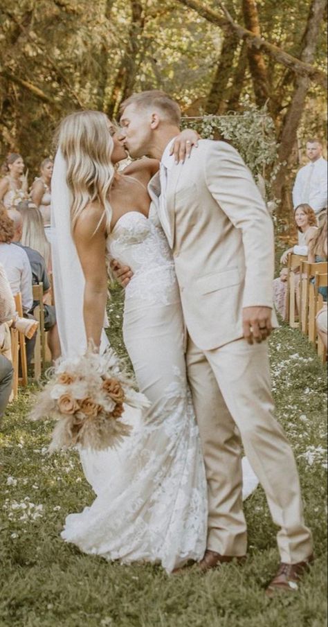 Beautiful Wedding Pictures, Wedding Posses Ideas, Wedding Photos During Ceremony, Wedding Photos At Alter, Wedding Inspired Pictures, Wedding Photos Isle, Wedding Altar Photos, Wedding Pictures List, Wedding Poses With Family